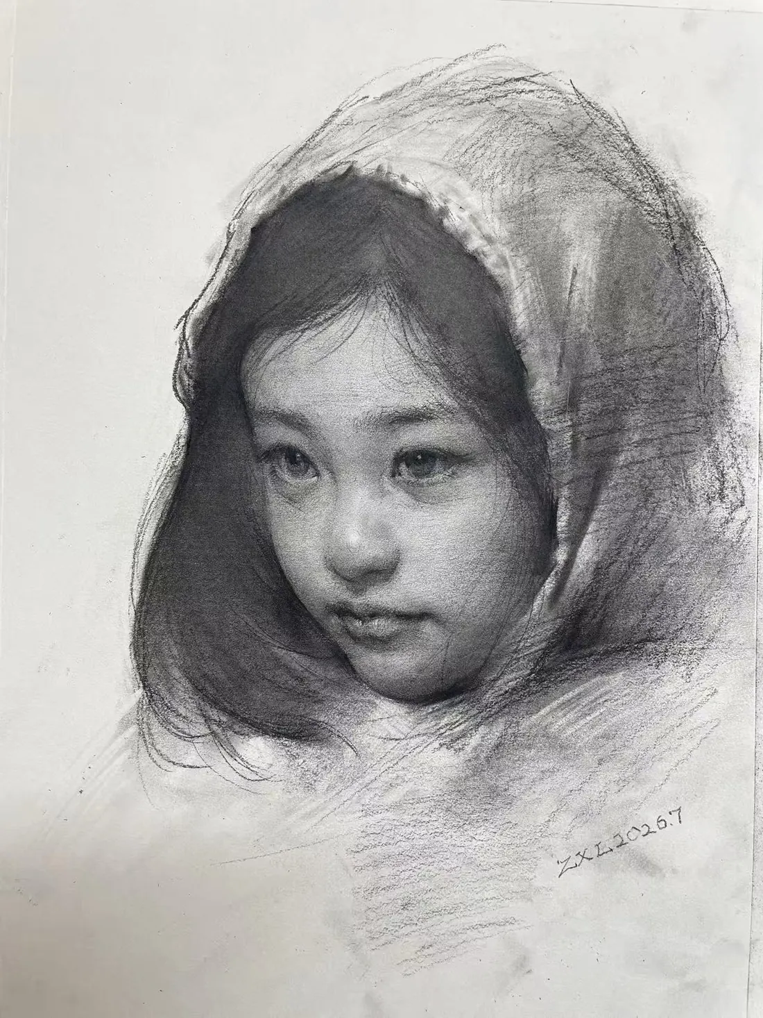 围着头巾的少女炭笔肖像